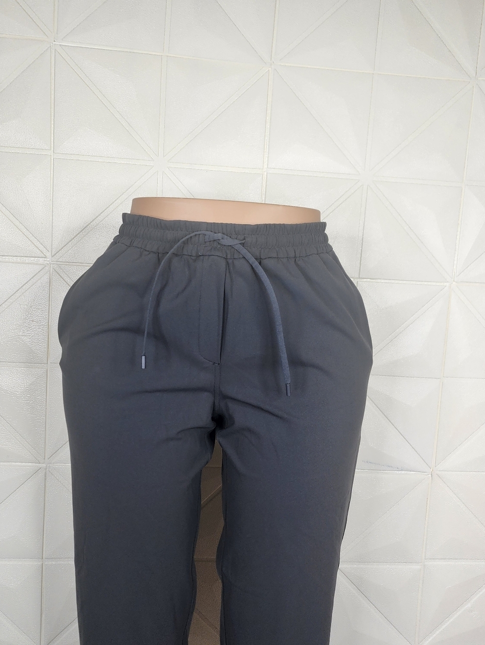 Lululemon Tapered-Leg Mid-Rise Pant Luxtreme black size large - Picture 2 of 7